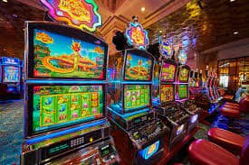 Tampilan antarmuka Live Casino sakura118 di layar ponsel Android dengan dealer Baccarat yang sedang memandu permainan